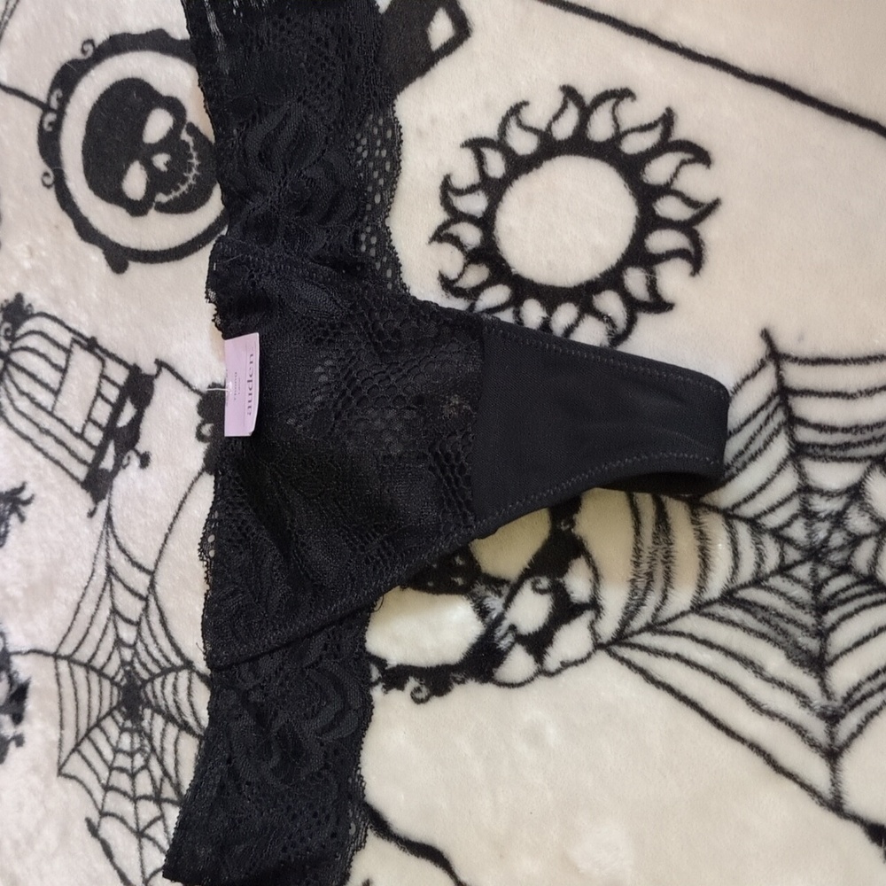 Auden blk lace thongs ,XS